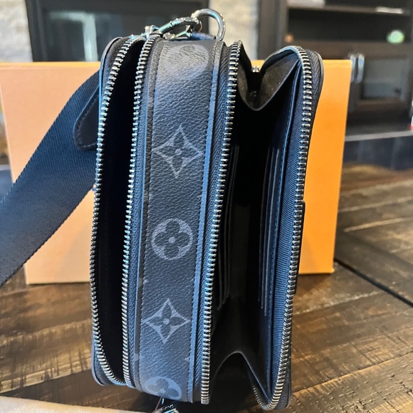 Louis Vuitton Alpha Wearable Wallet - Picture 9 of 10